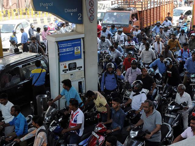 MimRavish's tweet photo. Queues at petrol pumps at 5 PM on 7 March 2022.

Last phase Voting ends at 6 PM.
#petrolprice https://t.co/5W2B1qhV6Y