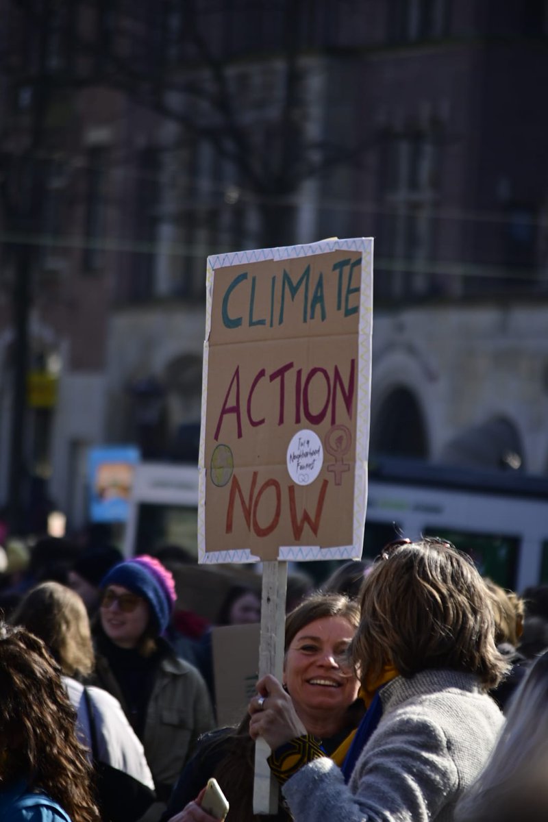 We lopen mee met de @womensmarchnl in Amsterdam. What do we want? GENDER JUSTICE! When do we want it? NOW! #InternationaleVrouwendag2022