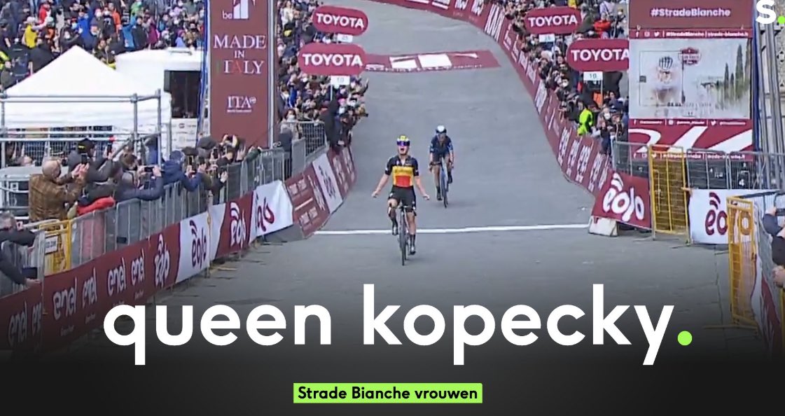ElsDeKeyser's tweet photo. De queen kroont zichzelf op de Piazza del Campo. Merci voor de vertoning @LotteKopecky #StradeBiancheDonne https://t.co/6TjQu3maPg