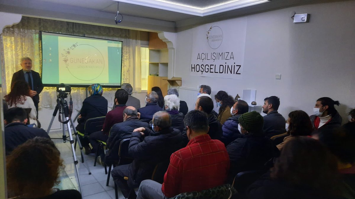 HDP milletvekili Murat Çepni'nin konuşmasıyla etkinliğimiz devam ediyor.

#GünebakanGençlik