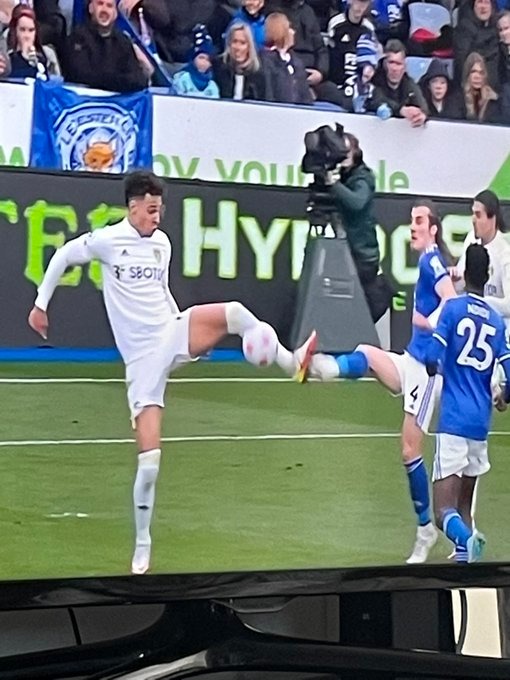alexjl30's tweet photo. Have they just stopped giving penalties for this now then? 

Doesn't matter if it's soft, that's been given all season. https://t.co/dP8NRpmamB