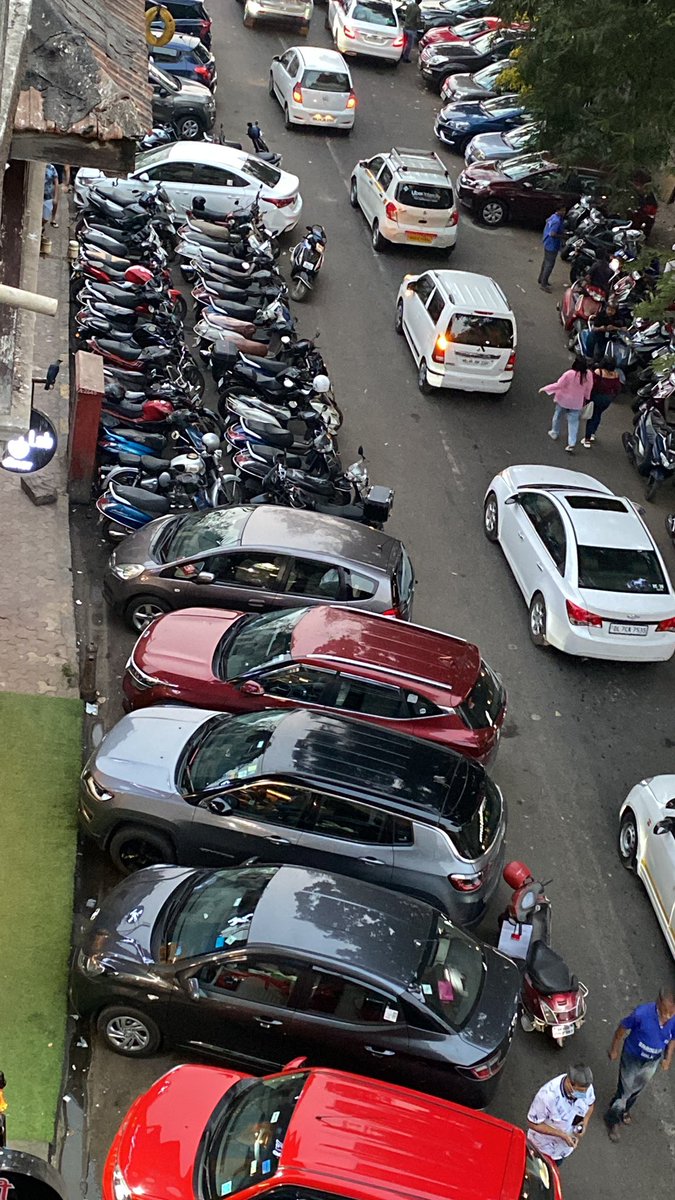 JayJoban's tweet photo. @MumbaiPolice Thank you. Seems like they followed the rules for a few days and now we are back to traffic and double parking. Not to mention constant driving through no entry ! https://t.co/ojxlt4KWcs