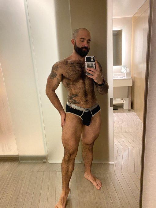 Back to the random nyc hotels https://t.co/luTG9N9TBm