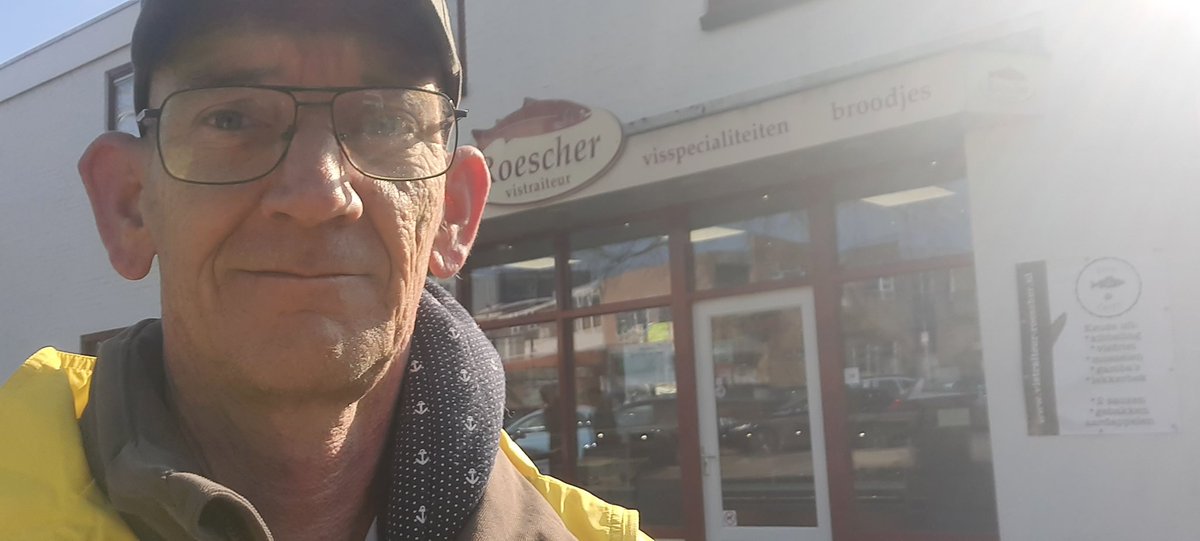 GerlantZ's tweet photo. Campagne #GR2022 #Raalte. Beide visboer een Hollandse nieuwe halen en vijf man om halen zoals ik dat kan. 😎 https://t.co/QPrbY1aWBX