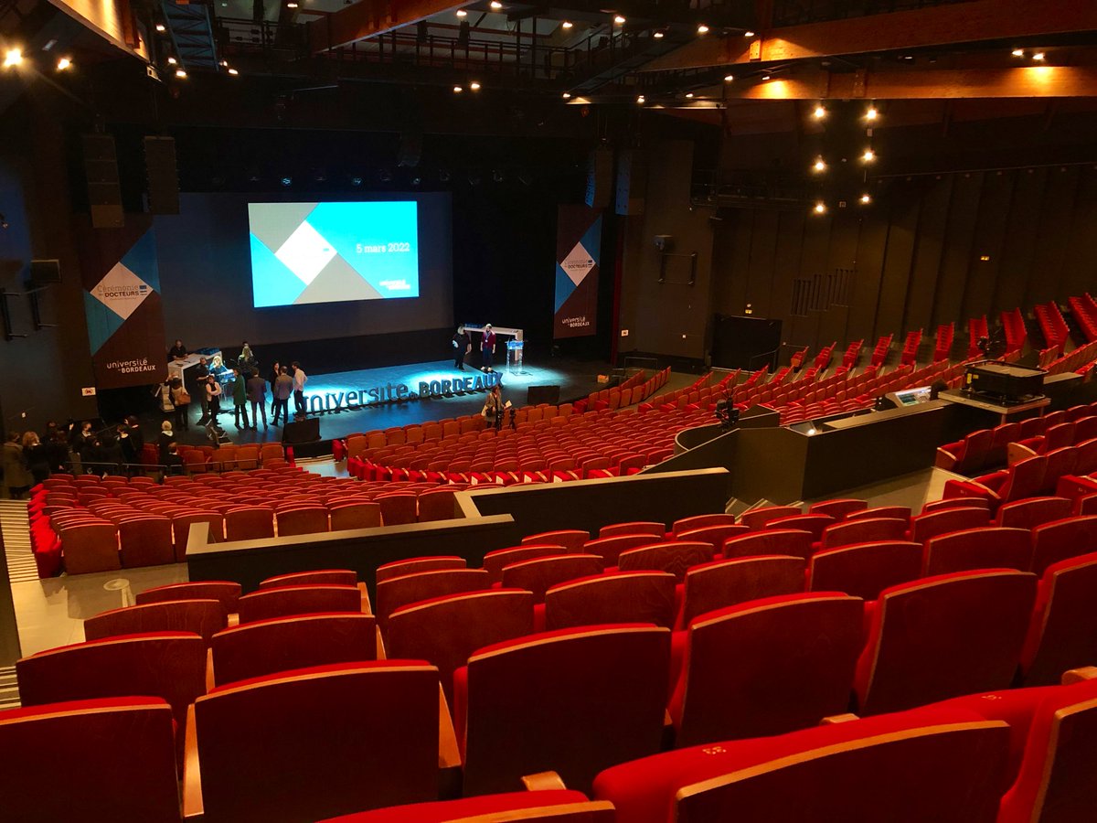 univbordeaux's tweet photo. C’est le grand jour ! #TousEnToge #PhD
Nos diplômés sont mis à l’honneur pour la diversité et l'excellence de leurs travaux de recherche. Retrouvez la troisième édition de la Cérémonie des Docteurs en direct sur YouTube à 17h : https://t.co/tDX5gjEsl8 https://t.co/7kqA2ciLyy