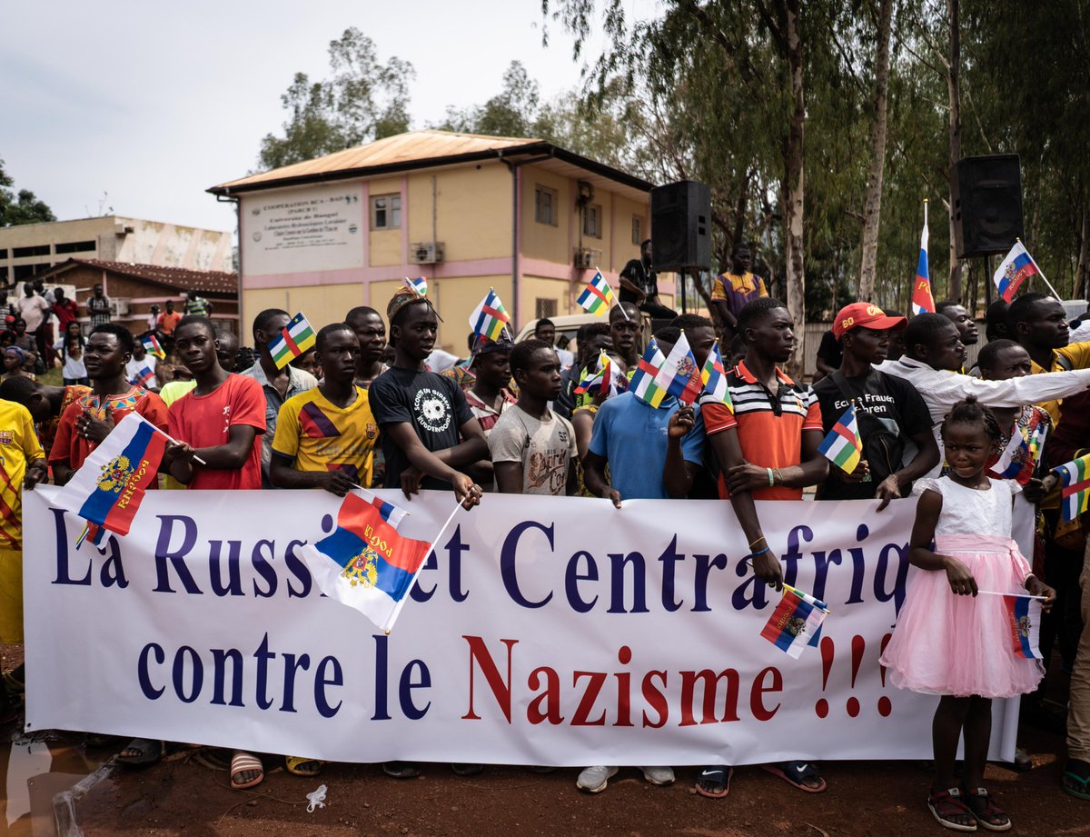 clementdiroma's tweet photo. #Centrafrique : nouvelle manifestation pro-russe ce matin à Bangui, cette fois-ci avec des messages de soutien et d'approbation vis-à-vis de l'invasion russe en Ukraine. Reportage ce soir dans le @JTAtv5monde 🇷🇺 https://t.co/5V6ioAmGwP