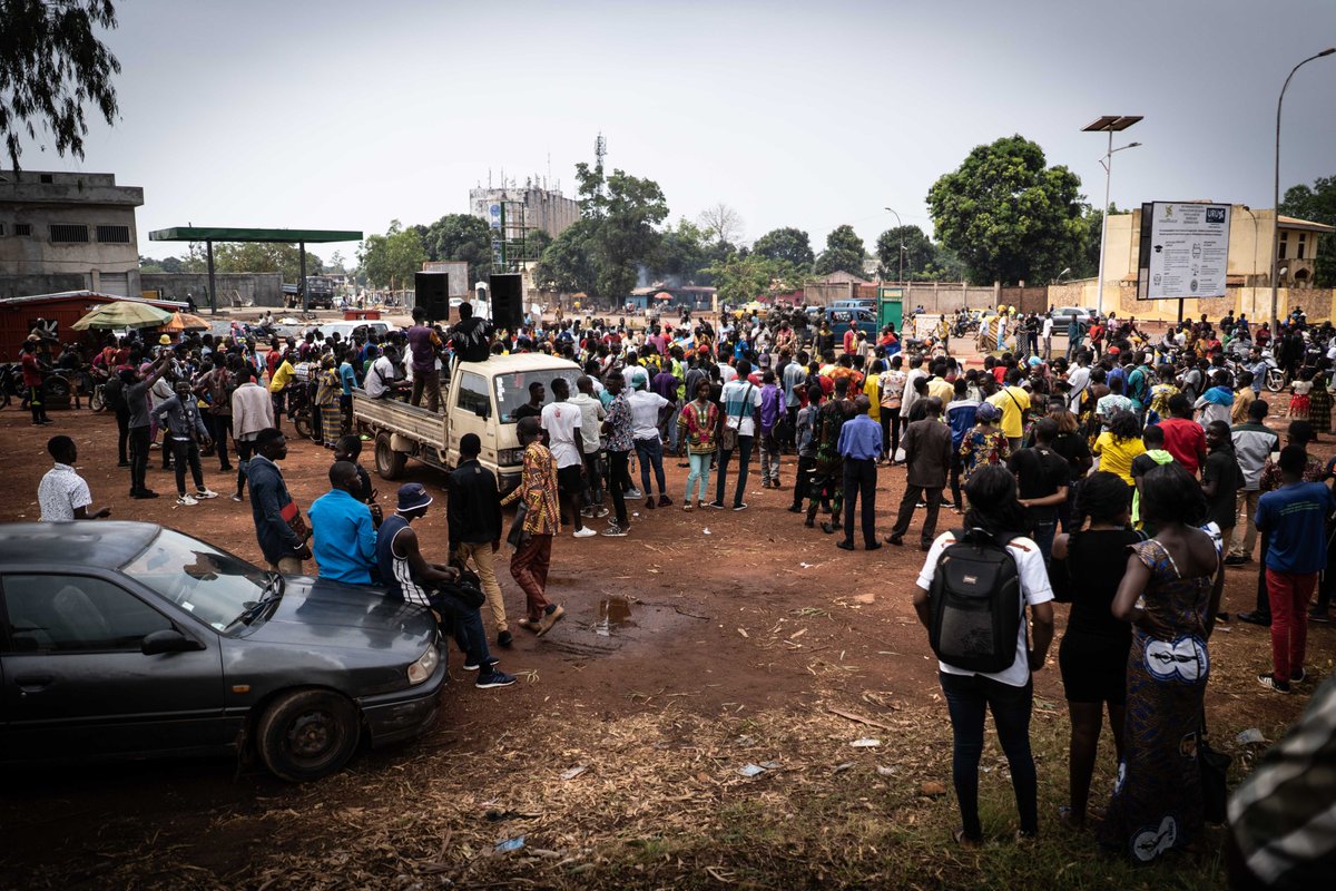 clementdiroma's tweet photo. #Centrafrique : nouvelle manifestation pro-russe ce matin à Bangui, cette fois-ci avec des messages de soutien et d'approbation vis-à-vis de l'invasion russe en Ukraine. Reportage ce soir dans le @JTAtv5monde 🇷🇺 https://t.co/5V6ioAmGwP