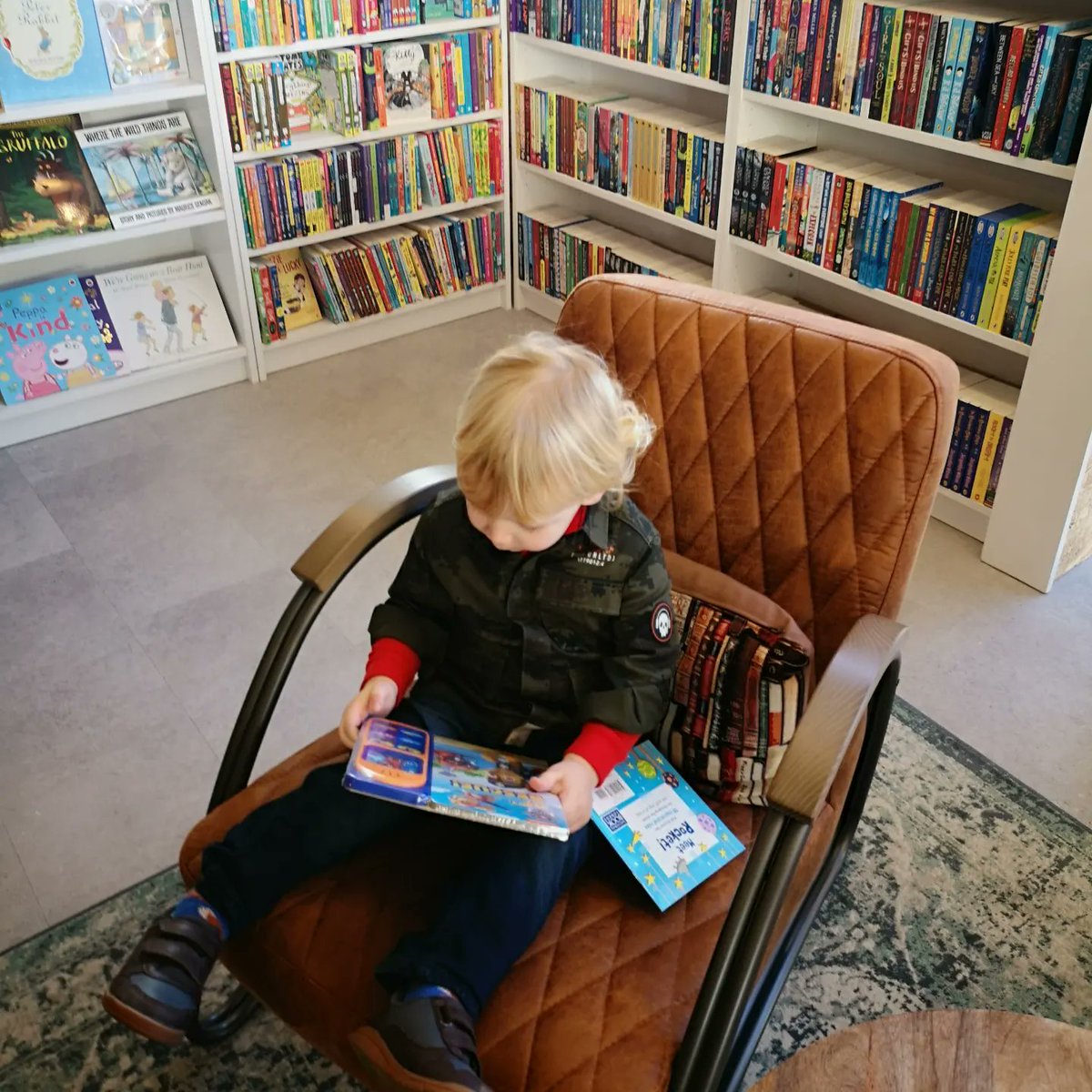 MrsNLaughton's tweet photo. Lovely bookshop breakfast date  with the aunties this morning to use our #WorldBookDay vouchers &amp; spend some pocket money 📖😍 @StHBookStop https://t.co/rz8eU6lJk0