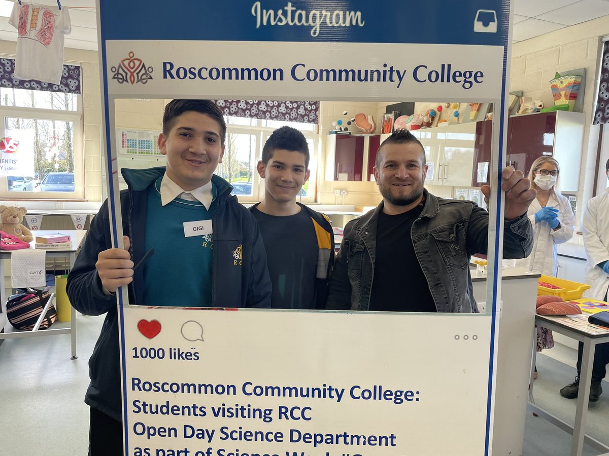 RosComCol's tweet photo. Lots of smiles and activity in the lab today for #RCCopenday #Science @GRETBOfficial 🦠🧬🧪🌡 https://t.co/TzlJQD4HHH