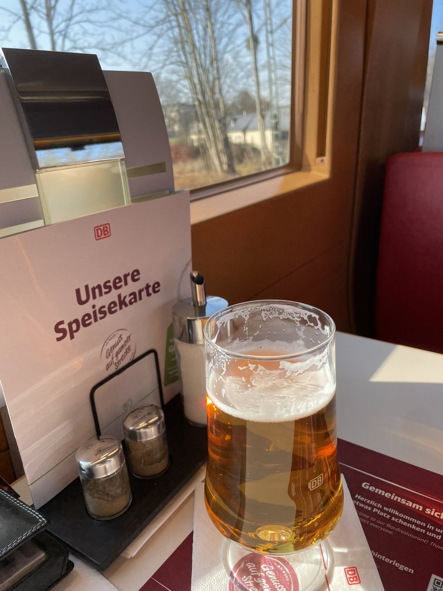 dmplhasa1's tweet photo. Endlich Prosit! ICE 165 nach Berlin #bahnzeit https://t.co/Py7FaKMGWf
