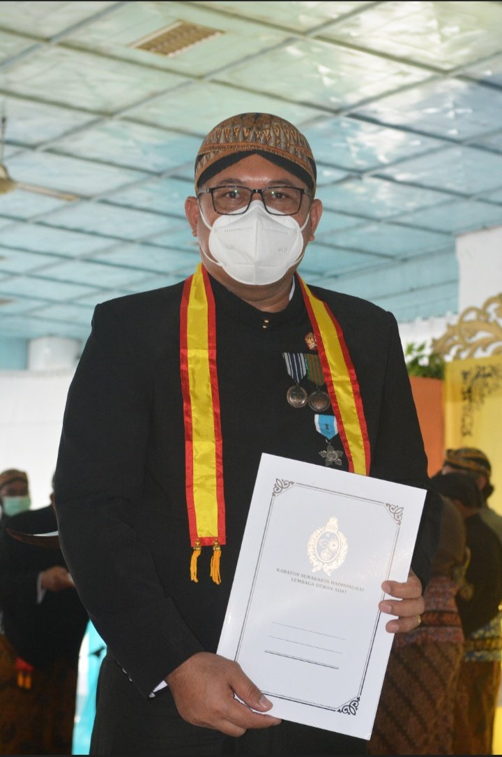 ESDMJateng's tweet photo. Selamat atas Wisuda Paringdalem Ganjaran/Inggahing Pangkat kpd Kanjeng Raden Aryo Dr. Ir. Sujarwanto Dwiatmoko Danu Reksanagoro, MSi sbg Sentanadalem &amp; Abdidalem Keraton Surakarta Hadiningrat, 
atas pengabdian kpd bangsa &amp; negara, khususnya memajukan olahraga panahan di Jateng. https://t.co/U35O0GRDlg