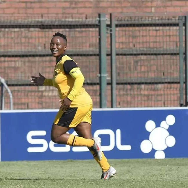 LindelaniLadies's tweet photo. Londeka Gumede #10
Zethembiso Vilakazi #7
Sbongakonge Mzobe #6
Anele Xulu #3 

In Gold and Black some of the young and talented players Lindelani Ladies have with a bright future. https://t.co/zOrlXHIE0J
