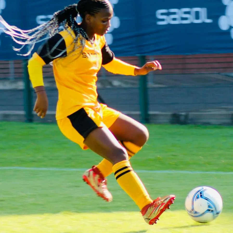 LindelaniLadies's tweet photo. Londeka Gumede #10
Zethembiso Vilakazi #7
Sbongakonge Mzobe #6
Anele Xulu #3 

In Gold and Black some of the young and talented players Lindelani Ladies have with a bright future. https://t.co/zOrlXHIE0J