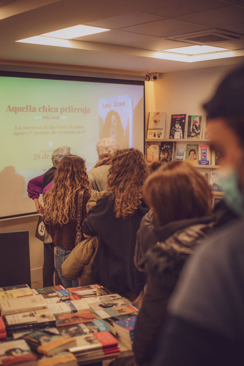 Millones de gracias a todos los que acudisteis a la presentación de «Aquella chica pelirroja» 🧡 Fue un sueño. Me encantó conoceros y me sentí super arropada✨

Gracias también a <a href="/Titania_ed/">Titania</a> <a href="/Ediciones_Urano/">Ed. Urano España</a> 📚