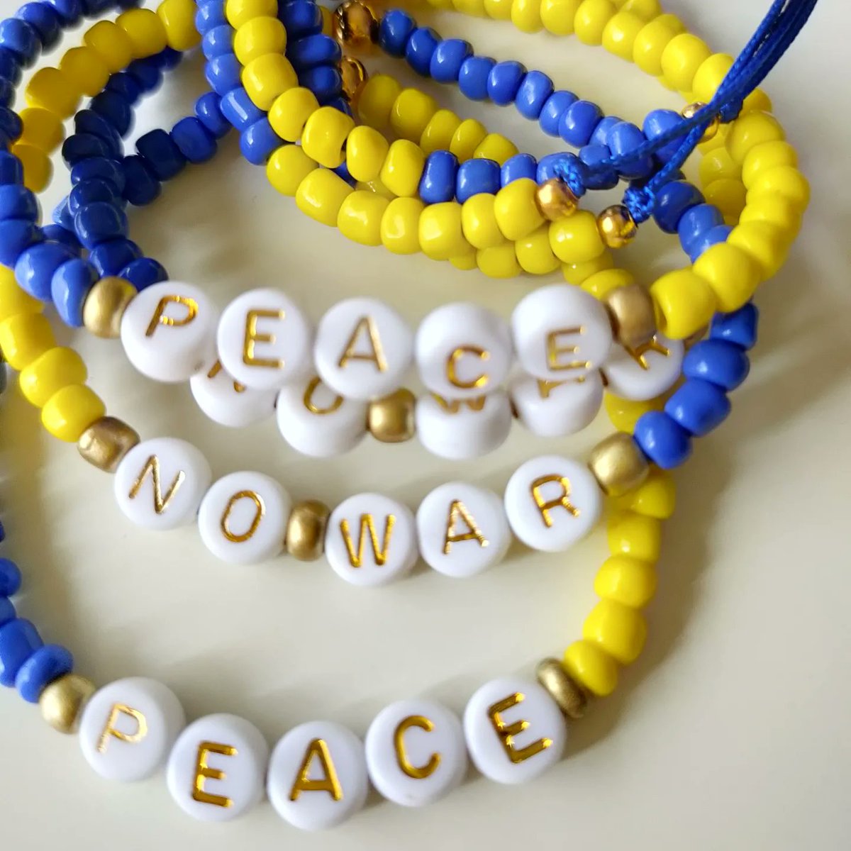 Llevaba días pensando cómo ayudar desde este rincón del mundo y he pensado hacerlo con #pulserasxUcrania 
🇺🇦 Tienes toda la info aquí: 

diecisietecosas.com/pulserasxucran…