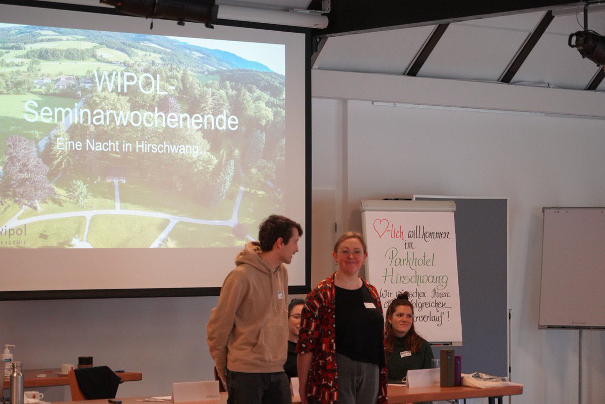 wipolakademie's tweet photo. Wir starten - in Präsenz!! - ins #Sommersemester und freuen uns auf ein spannendes Wochenende in #Hirschwang! Mit dabei unsere Wipolis und ziemlich coole Vortragende 🦫 https://t.co/LcY2sDEIcI