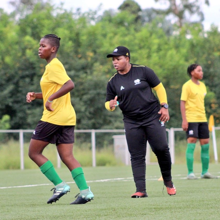 LindelaniLadies's tweet photo. Thabile Skhakhane #14
Omuhle Ngcobo #13
Lusanda Mavundla #4
Mandisa Faya #2

The brave young women in the defense of lindelani Ladies Football Club in Gold n Black Jersey's, commited and hardworking. https://t.co/oaW8BVLevQ