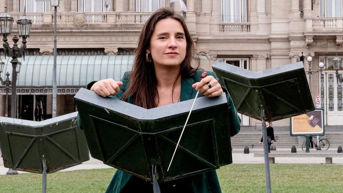 oirconlosojos's tweet photo. 🪄 Maestra

Nuestra invitada de hoy, @nat_salinas, es argentina y es una gran apasionada de la música. Va a dirigir, la noche del próximo 9 de marzo en el @TeatroSolis, obras de Renée Pietrafesa, Sofía Scheps, Franz Schubert y Maurice Ravel.

Su nombre, Natalia Salinas. https://t.co/CYPKcK903E