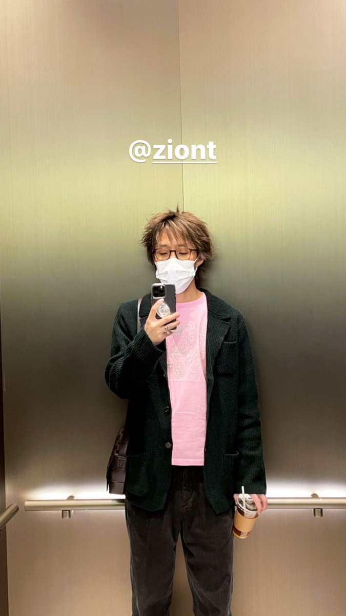 Arab_ZionT's tweet photo. 220305 - تحديث سلوم تي عبر قصة الإنستقرام بصورة لزايون تي: https://t.co/eOpMtgidTj