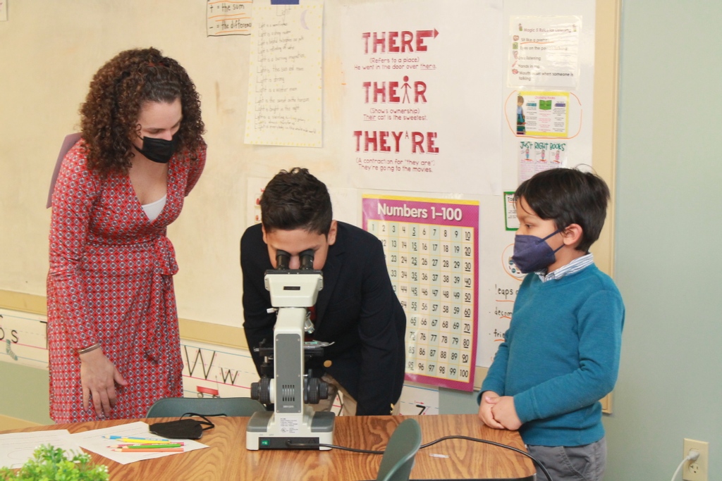 FaySchool's tweet image. Second graders continued learning about the systems of the human body with some special visitors this week!

#primaryschool #science #humansystems #fayschool #secondgradescience #secondgrade