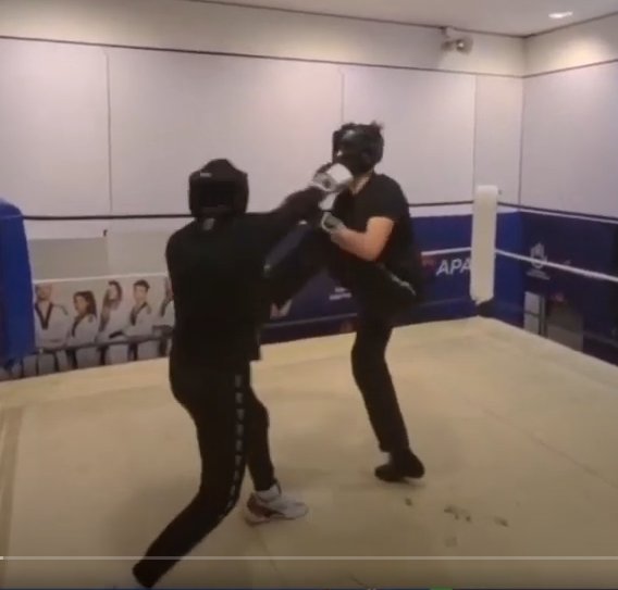 MaxEstLa's tweet image. On a fait un petit combat de boxe contre @SandozProd pour le #Battle4, on va le regarder et l'analyser ensemble en live ici : 

twitch.tv/maxestlive

Pour 5'000€ on affronte @RadisIrradie ! Venez soutenir la cause !