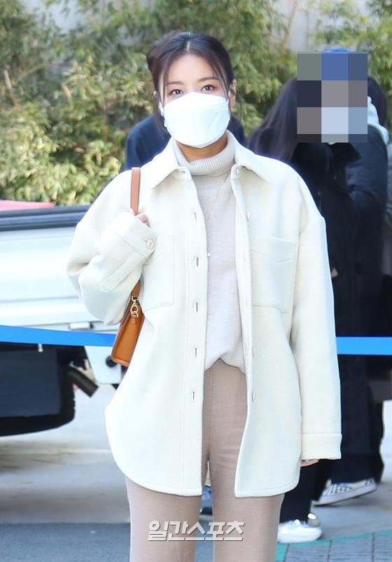 iluvyub's tweet photo. 220305 Press

Yubin on her way to vote in the 20th presidential election in Korea

#YUBIN #유빈 https://t.co/aBtVOPA0kC