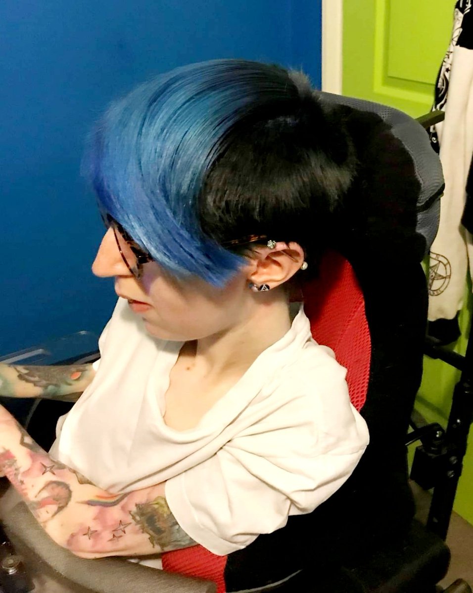 MysticSoulQueen's tweet photo. As you may have noticed from videos and previous photos my hair was in desperate need of a change then here comes mother to the rescue😊😂 what do you think guys does it look better🖤💙 #girlgamer #gamer #youtuber #colourhair #tattoos #tattoogamer #streamer #Twitch https://t.co/hIIinjBNP1