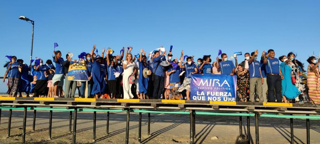 aydeelizarazoc's tweet photo. Grato encuentro con líderes y simpatizantes del @PartidoMIRA en #Riohacha, #LaGuajira. Recorrimos la ciudad dialogando sobre nuestros logros y propuestas, y visitamos el Muelle Turístico de Riohacha. #AydeeALaPresidencia🇨🇴 https://t.co/T96yDOxJrm