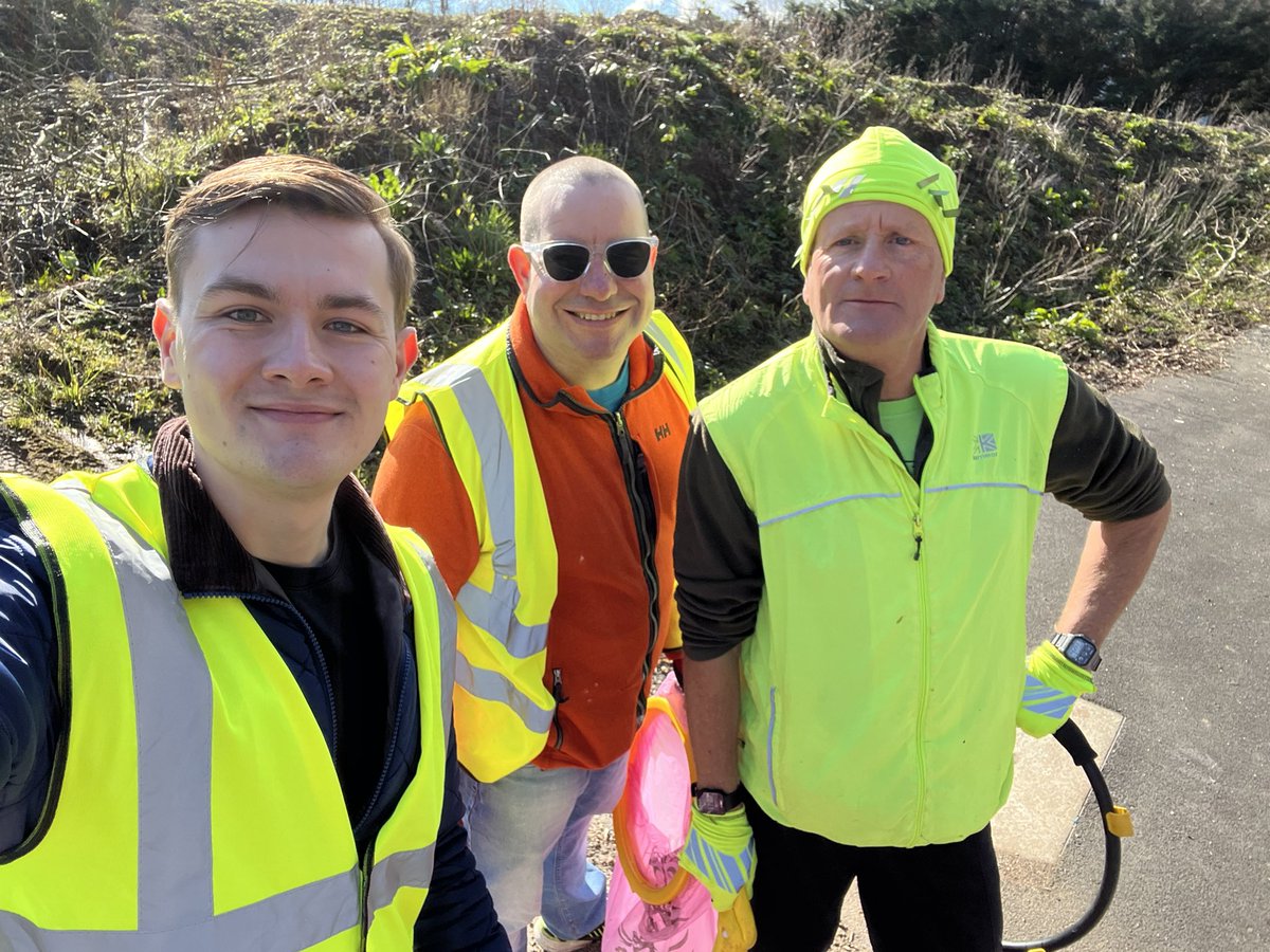 Great morning out and about litter picking the streets of Pontprennau. Great team of activists tackling this sadly ongoing problem. Had to pause to have a selfie with Kev and Pete!