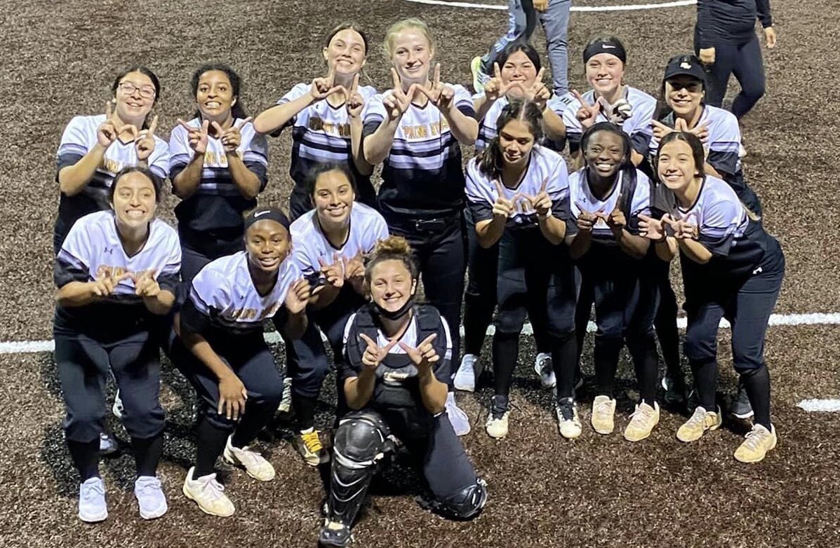 SwhsClub's tweet photo. Varsity Lady Tigers for the win against Humble Wildcats 15-7, and JV also takes the win 15-4! 🔥🥎🥳  #tigercountry #swhssoftball #ladytigersoftball #springwoodshigh @woods_2020 @sbisdathletics @SpringWoodsHigh https://t.co/LMzxrfxWQf