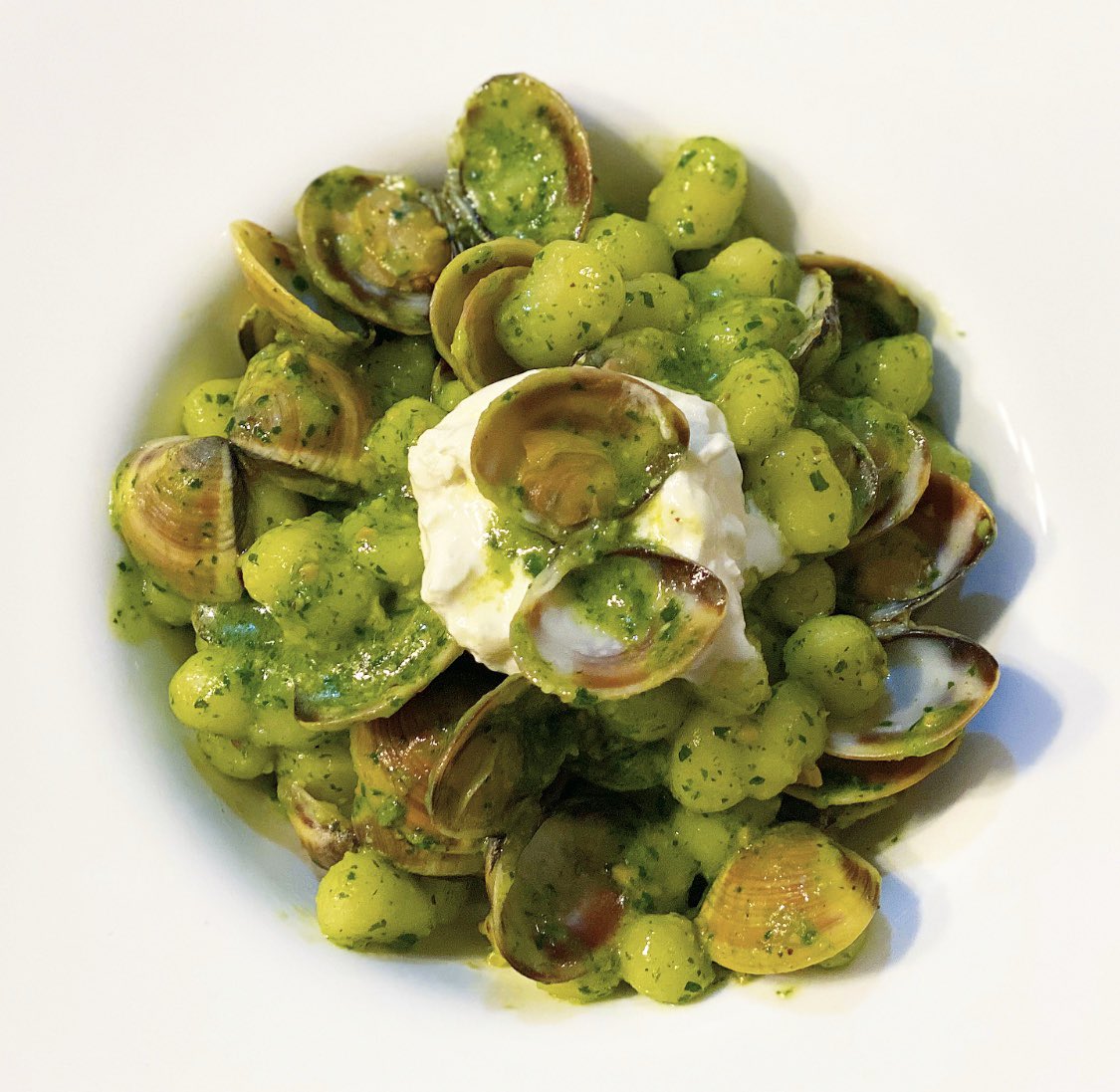 _FoodAddicted's tweet image. Gnocchetti, pesto di rucola, vongole e burratina #foodaddicted #gnocchi #fish #instafood #cibo #cucinare #cucinaitaliana  #italianfood #mussels #italy #friday #homemade #ricette #pesce #seafood #foodporn #chef #cheftalks #chefoninstagram #rucola #italianfood #italian