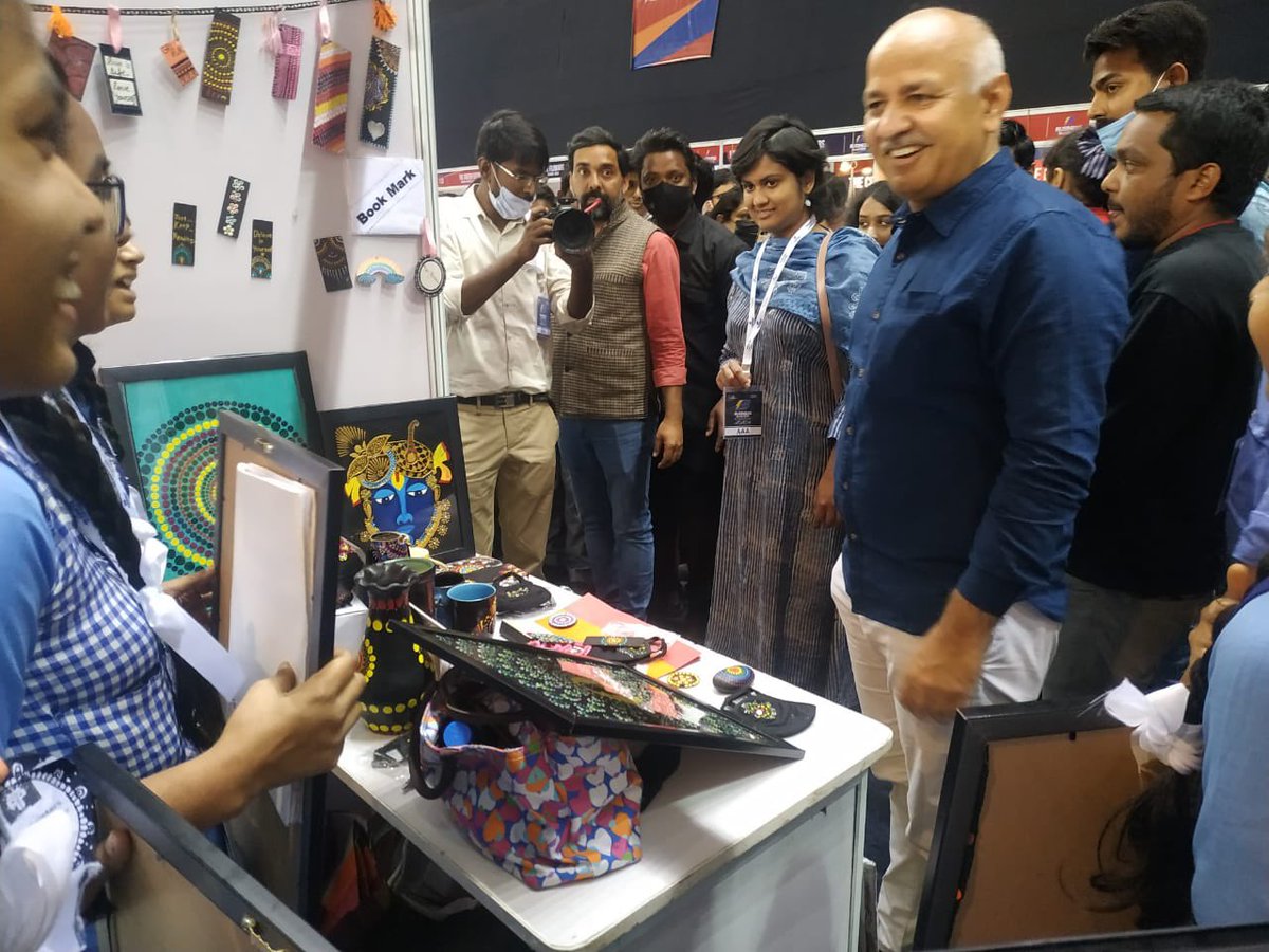 Dhvani_J's tweet photo. Proud to be a mentor to the young female entrepreneurs from @DelhiGovtSchools. 
They got selected in top 125 amongst more than 50,000 teams and presented their business to investors under the #DelhiGovt #BusinessBlasters initiative.  

#BBCoach #BBExpo #EMC https://t.co/it3pcUjVdS