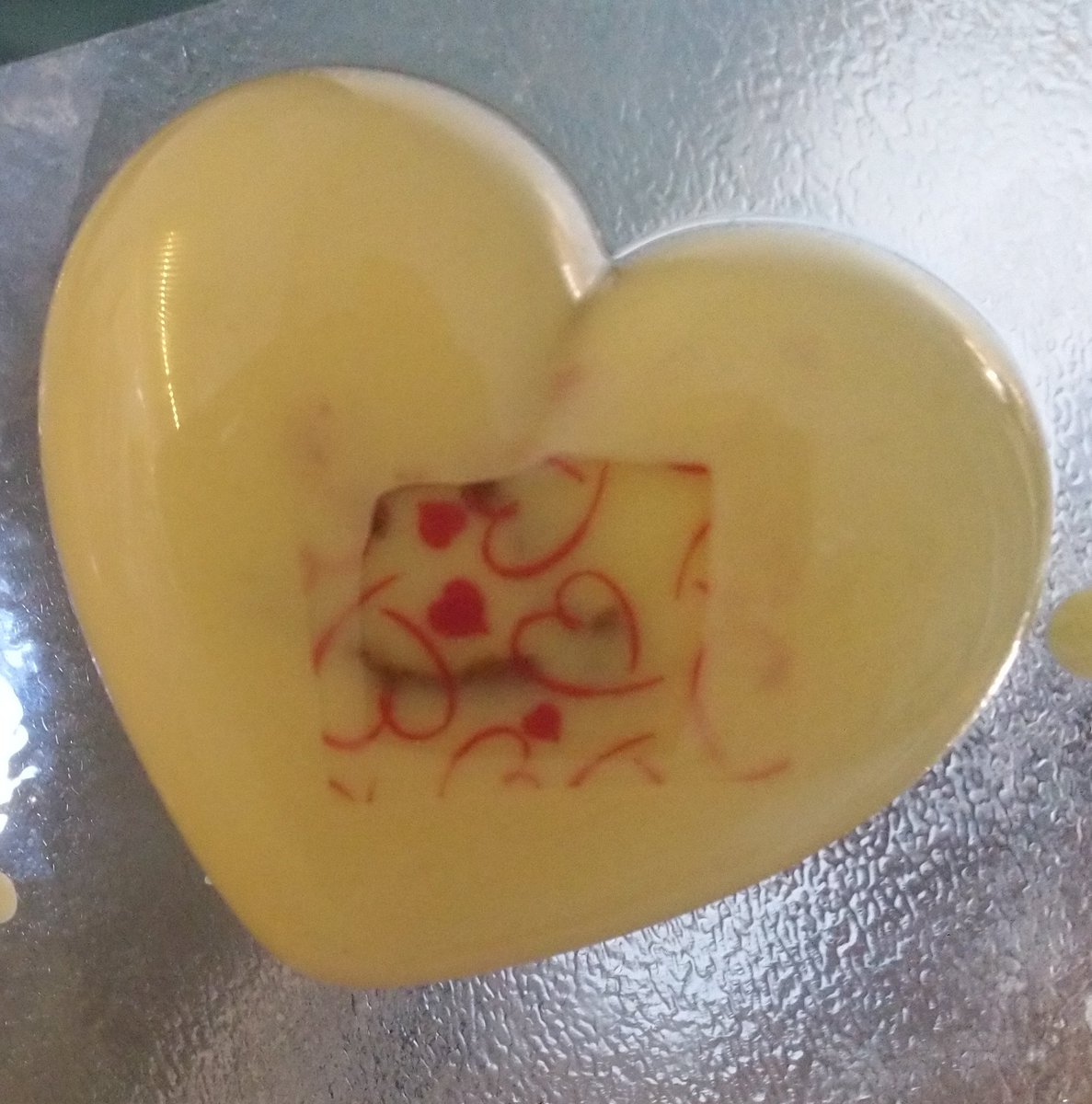 Laurina5012's tweet photo. Yes....mijn creatieve idee met super #bonbons is gelukt...nu nog even afwachten of de #vulling #speculaascrème in de smaakt gaat vallen... 😊 https://t.co/4fnYiOgHeC