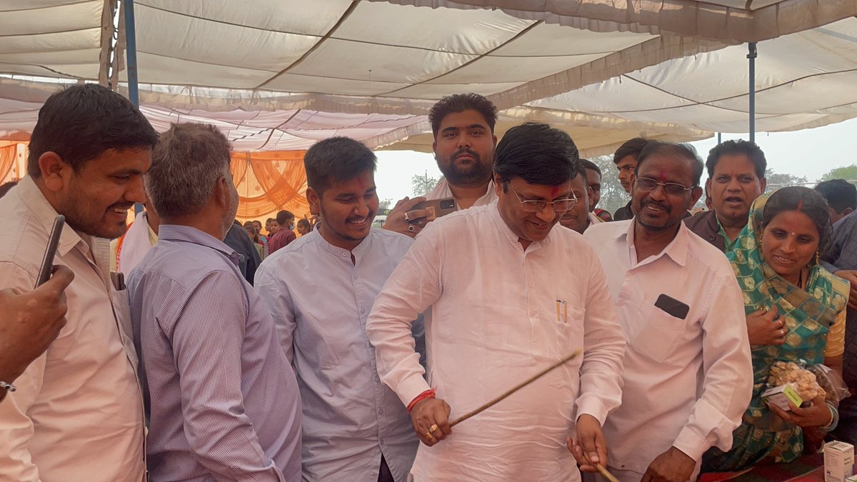 jayant_8173's tweet photo. आज ग्राम पंचायत घुमका में आयोजित "गौठान मेला" कार्यक्रम में विधायक @BS_BaghelDGG जी के साथ शामिल हुआ।

डोंगरगढ़ की महिलाएं 
गढ़ रही हैं सशक्त छत्तीसगढ़। https://t.co/JiVF0RBkZn