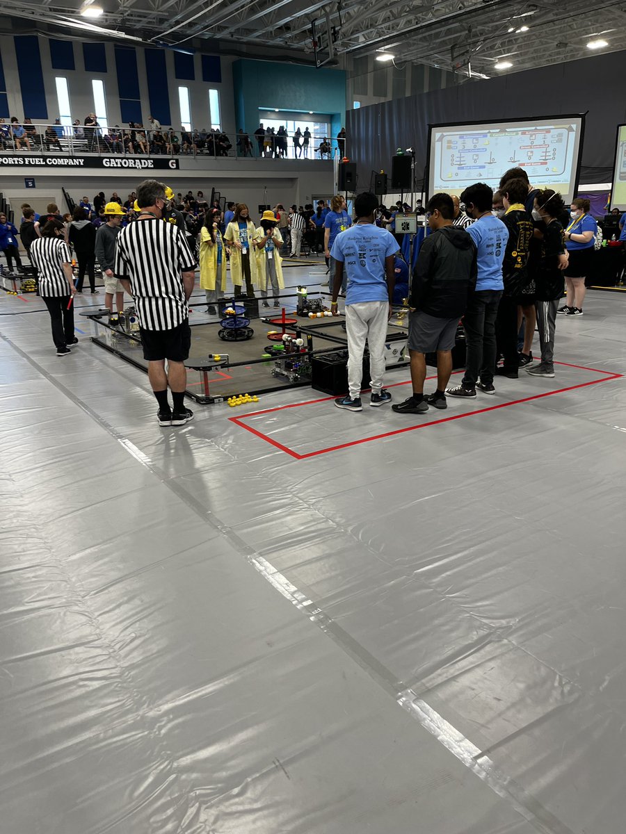Wired up wiredcats 💛🖤 Our last qualifying matches of the day @principalarrojo @FLFTC @FTCTeams #FIRSTTechChallenge #OMGRobots