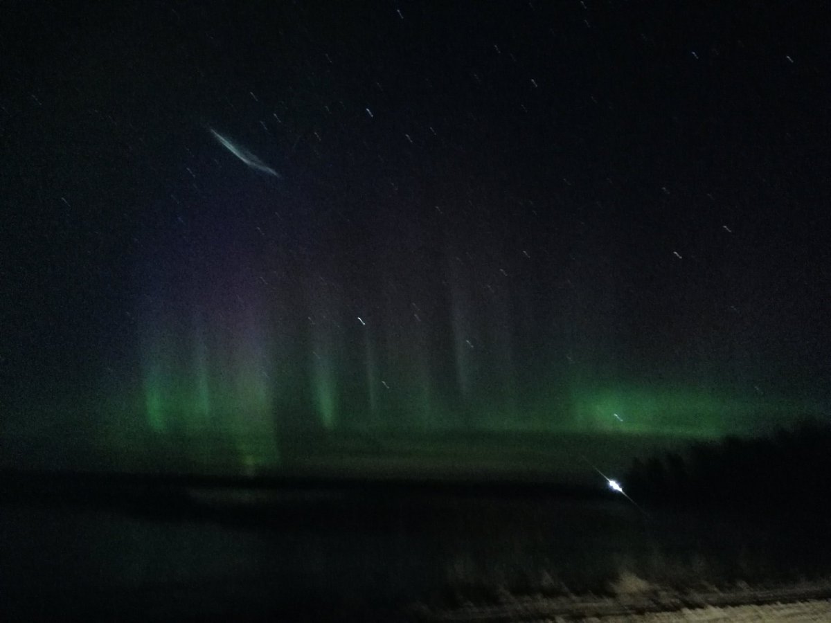 astrovilks's tweet photo. Nupat sākās skaista ziemeļblāzma. Šis ir foto ar telefonu, tāpēc nav izteiksmīgs. https://t.co/xUbyqWC8K8