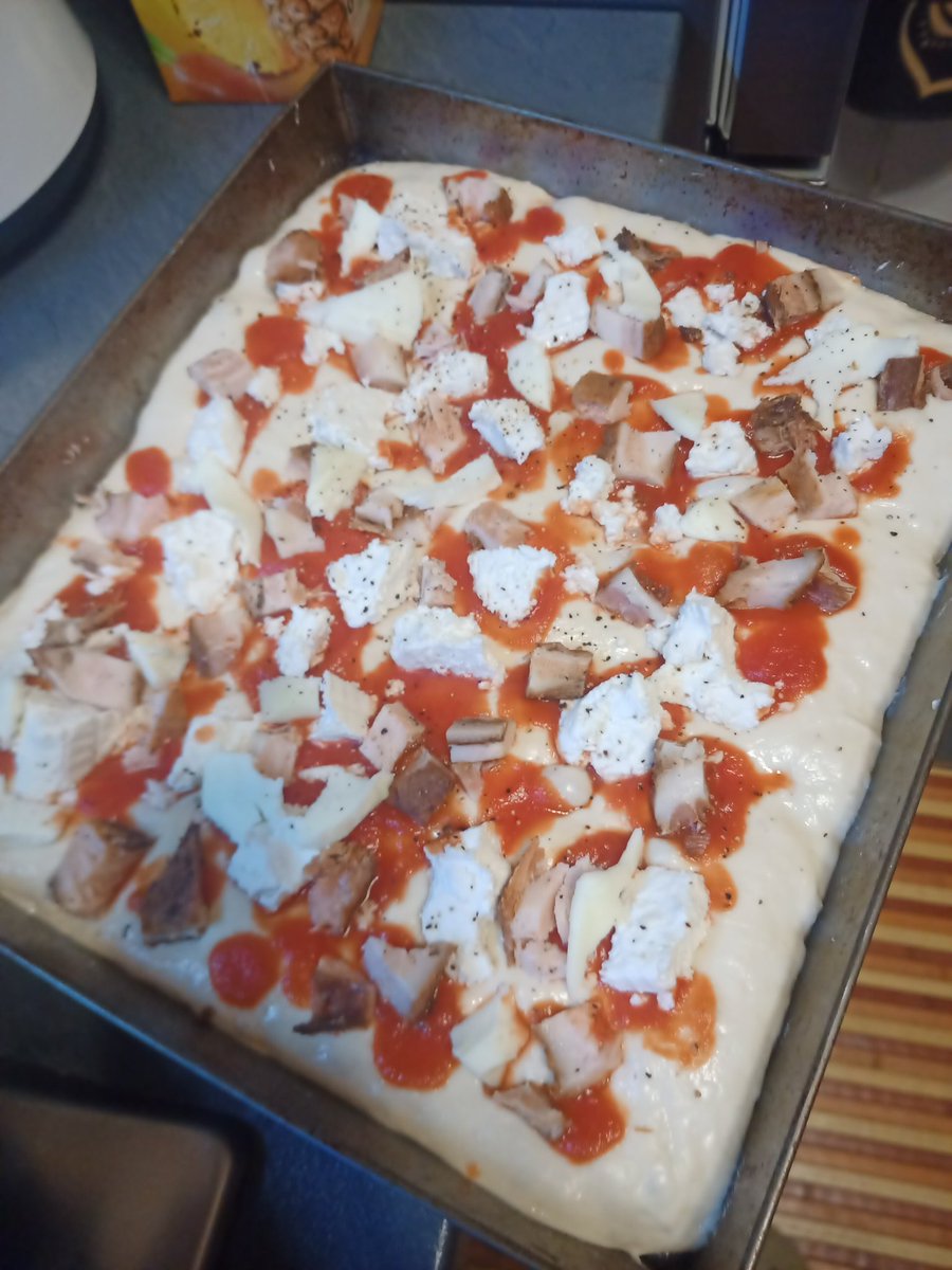 Dona_t3ll4's tweet photo. Mia figlia ieri: "Mamma domani esco, ceniamo fuori e poi torno"
Io: "Va bene, io faccio la pizza"
Lei:"Allora ceniamo a casa" e porta pure la sua amica
#sabatosera #pizza #seratealternative https://t.co/bow7DMOxJ5