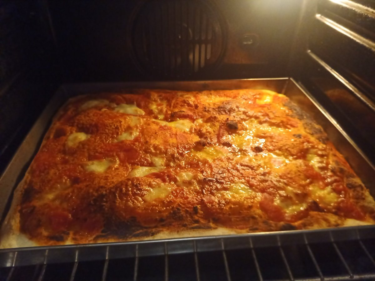 Dona_t3ll4's tweet photo. Mia figlia ieri: "Mamma domani esco, ceniamo fuori e poi torno"
Io: "Va bene, io faccio la pizza"
Lei:"Allora ceniamo a casa" e porta pure la sua amica
#sabatosera #pizza #seratealternative https://t.co/bow7DMOxJ5