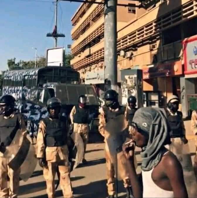 HasballahAsim's tweet photo. اليوم في السودان تقوم الدولة وسلطتها الطفيلية العسكرية بدعم من مخابرات أجنبية بقتل الثوار وتلفيق التهم لهم من أجل ايقاف المد الثوري وكسر عزيمة الجماهير 
#توباك_ما_قاتل https://t.co/6WmeU5DL0E