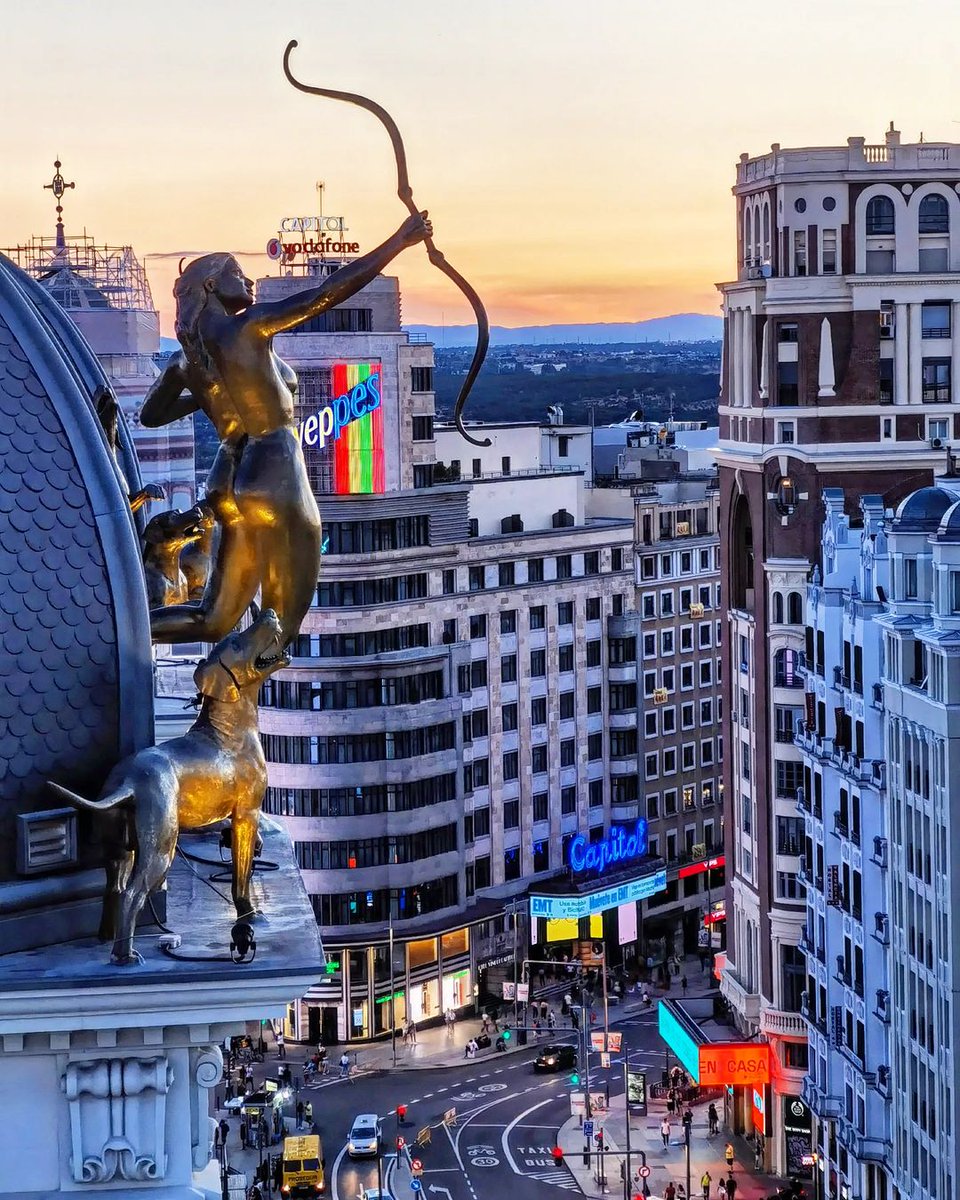 Diana disparando sus flechas desde la Gran Vía de Madrid

📷 <a href="/SecretosdeMadri/">SecretosdeMadrid</a>