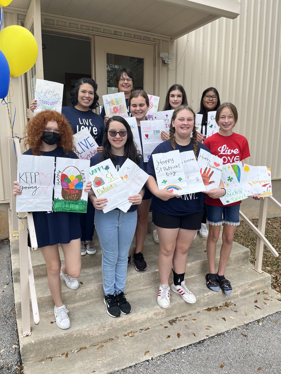 murrahiteach's tweet photo. Voss Volunteers spreading love to our community. Boerne Community Coalition. Decorating sack lunches for kids. @VossMiddle @BoerneISD https://t.co/wrbPuv5mPN