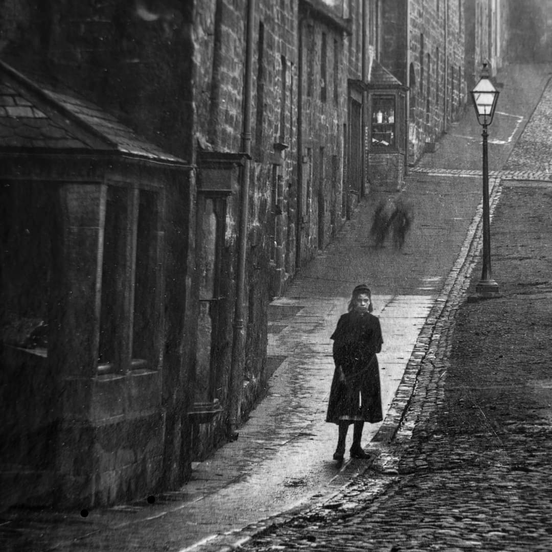 #dailyphoto 5th March
A picture within a picture... an image of Pottergate but it's this corner of the image that caught my eye...a moment in time...
#alnwick #oldphoto <a href="/BestOfAlnwick/">Alnwick</a>
<a href="/AlnwickCivicSoc/">Alnwick Civic Society</a> <a href="/AllAboutAlnwick/">All About Alnwick</a> <a href="/DiscoverAlnwick/">Discover Alnwick</a>