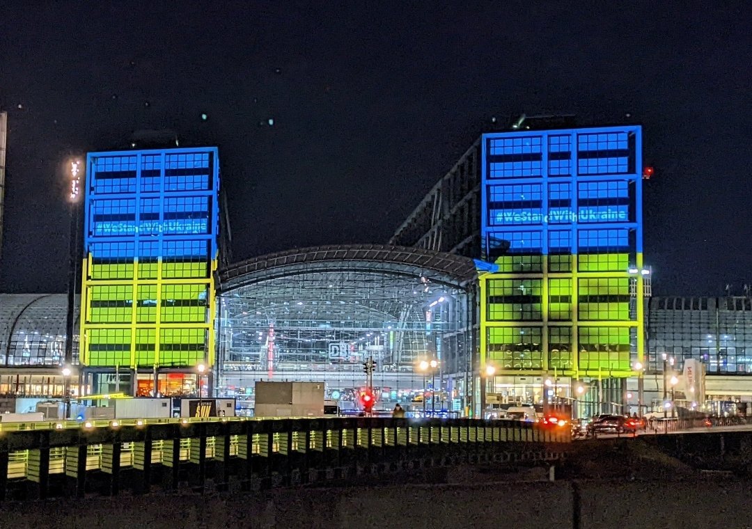 Berlin, Hauptbahnhof.
Danke, <a href="/DB_Bahn/">Deutsche Bahn Personenverkehr</a>! 💙💛

🇺🇦 #PutinsKrieg 🇺🇦 #Ukraine 🇺🇦 #SlavaUkraini 🇺🇦