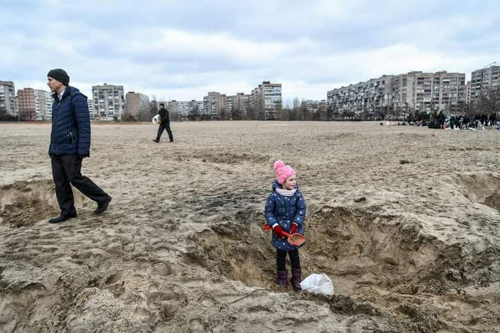 EuromaidanPress's tweet photo. The city of Zaporizhia is preparing city defenses. The girl helps to build fortifications in front of the city.
📷Andriy Tsaplienko https://t.co/oeIkW5uEju