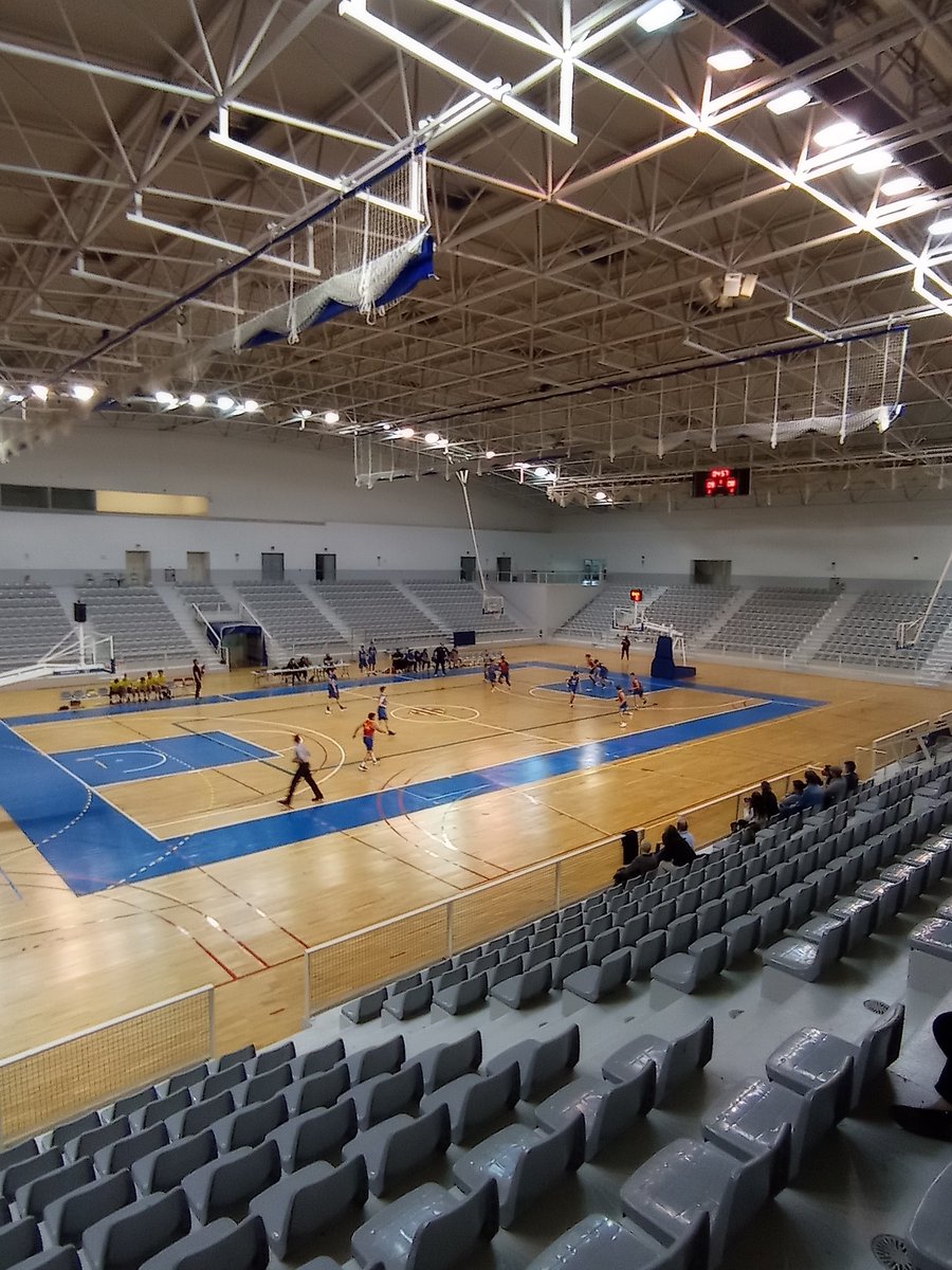 jdurro's tweet photo. Gran partit per endavant entre el Junior A del @martinencbq v. @BasquetCornella #competim i seguim #NoWar https://t.co/G0lYEdTaDe