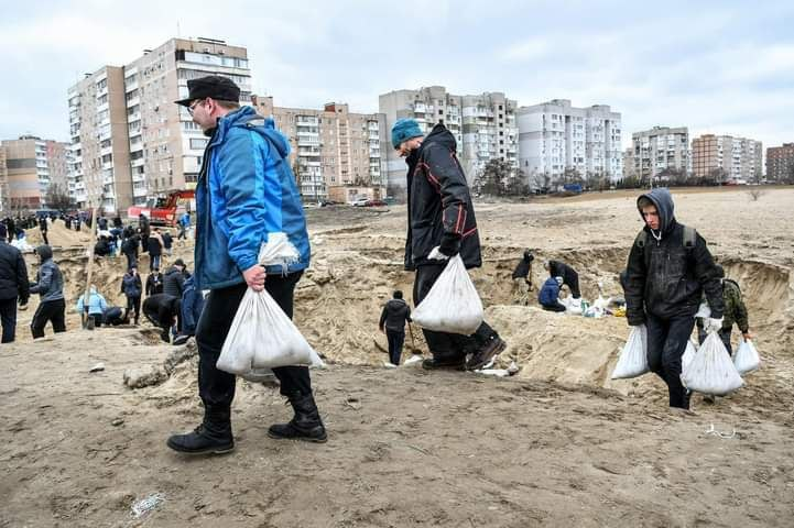 EuromaidanPress's tweet photo. The city of Zaporizhia is preparing city defenses. The girl helps to build fortifications in front of the city.
📷Andriy Tsaplienko https://t.co/oeIkW5uEju