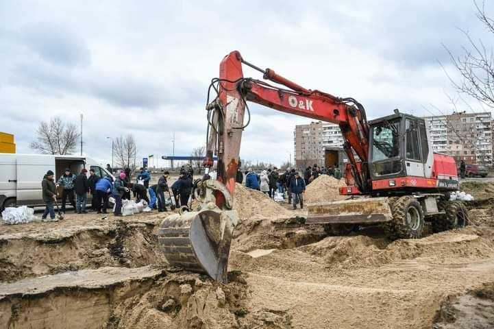 EuromaidanPress's tweet photo. The city of Zaporizhia is preparing city defenses. The girl helps to build fortifications in front of the city.
📷Andriy Tsaplienko https://t.co/oeIkW5uEju