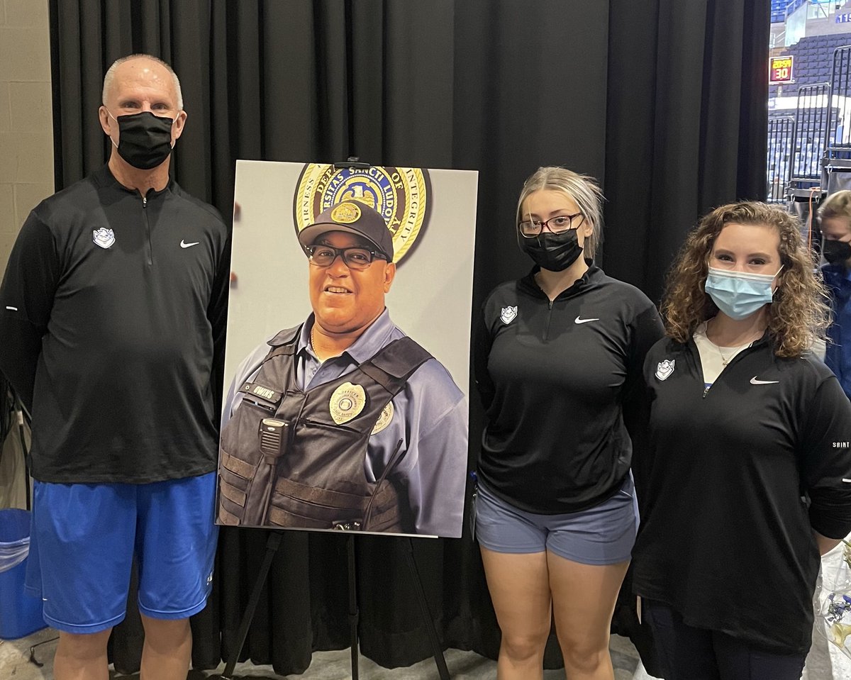 mcavanaugh6's tweet photo. Billiken Sports Medicine remembering the legacy of Officer Owens. 

Your commitment and devotion is truly missed. The concern, care and support you provided to family members in time of need will be never forgotten. We will never forget your love and heart. 
- JB, Maddie, Amra https://t.co/qKnB0mHMUd