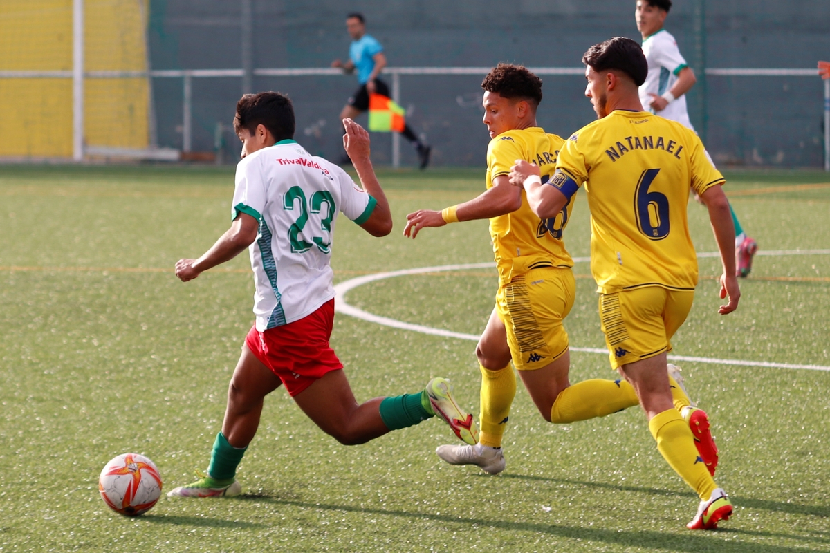_albacg's tweet photo. El @AD_Alcorcon se ha llevado también el segundo derbi de juveniles de División de Honor de la temporada frente al @EscuelaTrival. Os cuento cómo ha sido el partido en @poblafm: https://t.co/Y7bAKI7cPu https://t.co/XZaW6lpe9J
