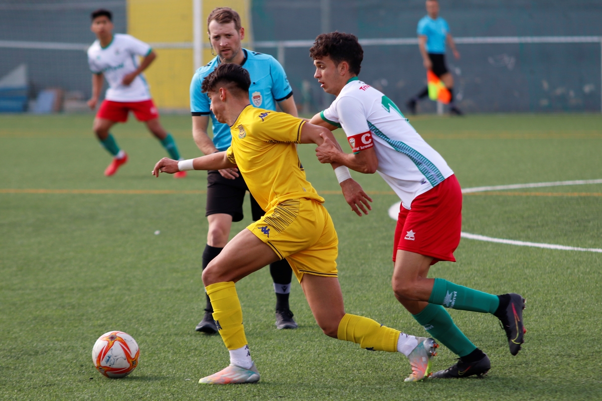 _albacg's tweet photo. El @AD_Alcorcon se ha llevado también el segundo derbi de juveniles de División de Honor de la temporada frente al @EscuelaTrival. Os cuento cómo ha sido el partido en @poblafm: https://t.co/Y7bAKI7cPu https://t.co/XZaW6lpe9J